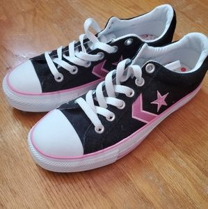 NWOT BRAND NEW black and pink star converse